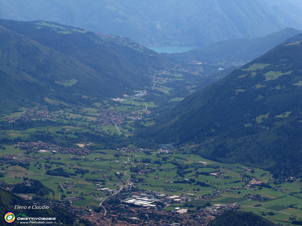 32 In lontananza il lago d'Iseo.JPG